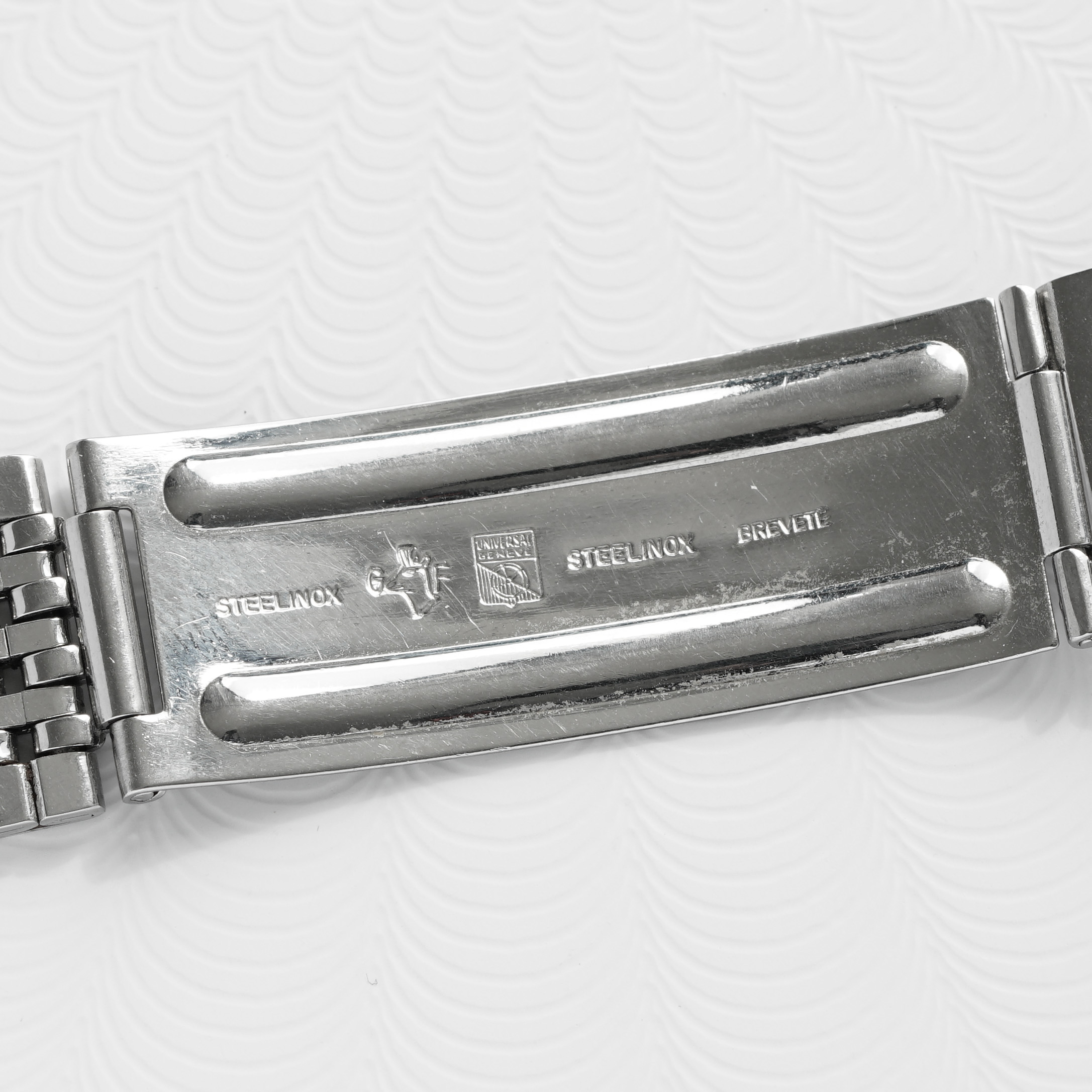 Universal Genève White Shadow Ref. 867.101 GF bracelet from 1969